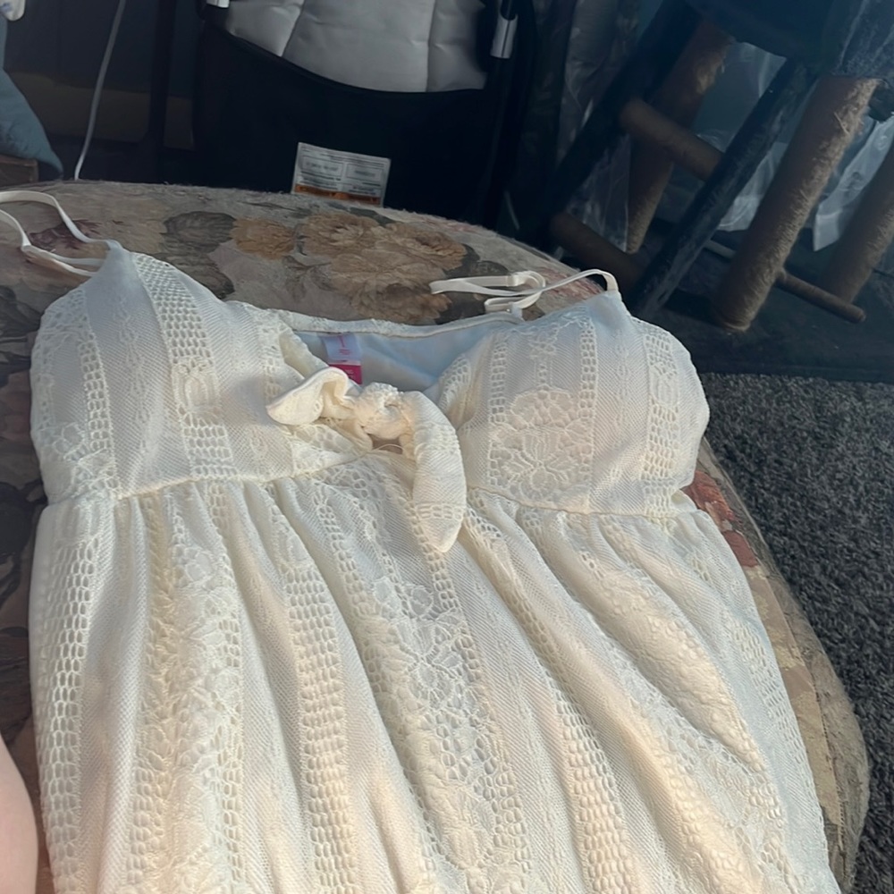 Cute off white blouse tied in the front